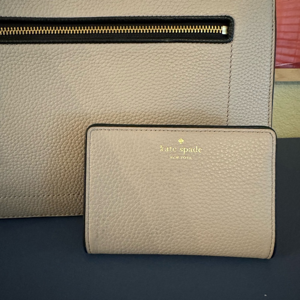 Beautiful kate spade- hand held or removable crossbody strap matching wallet inc